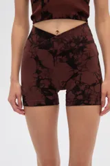 Short de calce ajustado y tiro alto, color marrón con estampado abstracto en negro.