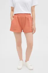 Short de algodón color salmón, con cintura elástica y bolsillos laterales.