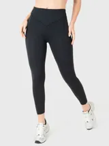 Calza deportiva negra con corte a la altura del tobillo, cintura alta con diseño en V y bolsillos laterales.