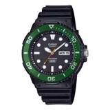 Reloj Casio MRW230H-1E3VDF para hombre, con caja de resina negra y esfera de 45mm. El bisel es verde con números blancos. La correa es de resina negra.