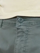 Bermuda de gabardina color marrón con múltiples bolsillos tipo cargo.