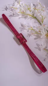 Cinto fucsia decorado con brillantes de strass y hebilla metálica.
