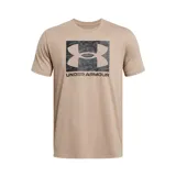 Remera color arena de Under Armour, con logo de la marca estampado en el pecho con patrón de camuflaje.