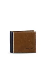 Billetera de cuero marrón oscuro, estilo bi-fold, con un panel lateral en cuero negro y costuras decorativas en color claro. Presenta el logo "Lincoln's" grabado en el frente.