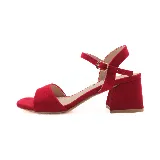 Sandalias beige con taco cuadrado y tira al tobillo.