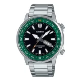 Reloj Casio plateado con esfera negra, bisel verde con indicadores de puntos cardinales, agujas luminiscentes, calendario y brazalete de acero inoxidable.