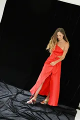 Vestido largo color rojo, con diseño de tirantes y abertura lateral.
