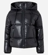 Campera puffer negra con capucha y cierre de cremallera.