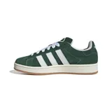 Zapatillas Adidas Campus 00s de gamuza color verde con las tres tiras laterales en blanco, cordones blancos y suela color crema.