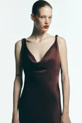 Vestido midi marrón de satén, con escote fluido, tirantes finos y espalda descubierta con lazo.