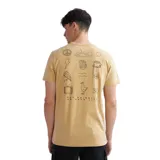 Remera de hombre color marrón camel con estampa de un televisor antiguo y el nombre de la marca.
