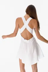 Vestido blanco de lino con escote en forma de corazón y falda en corte A.