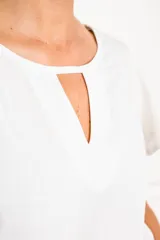 Blusa blanca de viscosa con escote redondo con abertura en forma de gota y mangas cortas con volados.