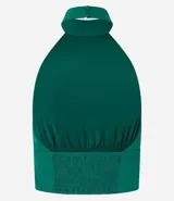 Blusa cropped marrón con escote halter, cuello alto con cierre en el cuello y pliegues en la cintura.