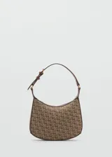 Bolso tipo baguette con estampado de logos en tonos marrón y beige, asa de hombro ajustable, cierre de cremallera y forro interior.