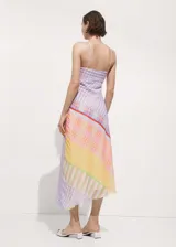 Vestido largo con estampado de cuadros multicolor, tirantes finos, escote de pico, cierre lateral de cremallera y detalle fruncido en el busto.