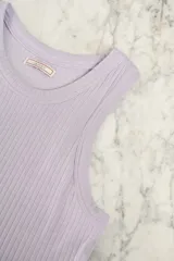 Top sin mangas color lila claro, de tejido acanalado y corte ajustado al cuerpo.