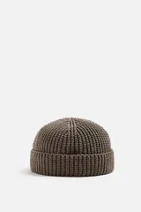 Gorro corto marrón de punto con ajuste con trabilla y acabado con vuelta.