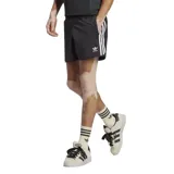 Short Adidas negro con tres tiras blancas a los costados y logo de la marca en la pierna izquierda.