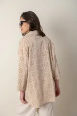 Camisa italiana color beige, de algodón con broderie y apliques calados con lurex, de corte holgado y mangas 3/4.