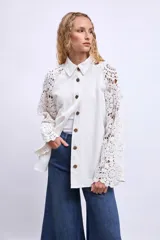 Sobrecamisa blanca con mangas largas de crochet.