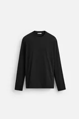 Camiseta negra de manga larga con cuello redondo y corte ajustado.