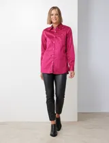 Camisa de algodón satinado color blanco, marca Ruby Rd. Cuello con solapa, abertura central con botones y bolsillo aplicado en el pecho.