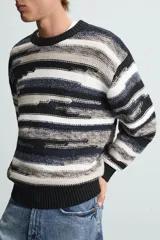 Sweater de punto con cuello redondo y manga larga, con diseño de rayas horizontales en tonos negro, gris y blanco.