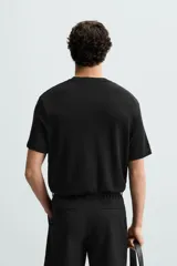 Camiseta marrón de punto, corte regular, cuello redondo y manga corta con terminaciones en rib.