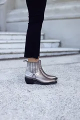 Sandalias de diseño cómodo con tiras ajustables y suela robusta.