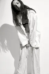 Pantalón de tejido liviano con lino en la trama, de tiro bajo con elástico revestido y cordón para ajustar en la cintura, bolsillos al bies y piernas rectas.