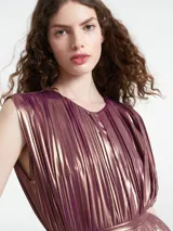 Mono largo plisado color gris plomo, de calce suelto, sin mangas y con cuello halter.