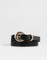 Cinturón de cuerina color negro con hebilla dorada en forma de medialuna.