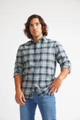 Camisa a cuadros de hombre con fit slim, bolsillo y logo bordado, de manga larga.