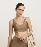 Top deportivo color tostado, confeccionado en microfibra con efecto satinado. Presenta copas y correas dobles ajustables.