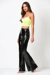 Pantalón oxford de vinilo negro con elástico en la cintura.