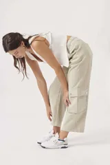 Pantalón cargo blanco de corte recto con bolsillos laterales con fuelle y botón.