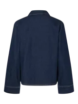 Camisa de denim azul con cuello clásico, cierre frontal con lazos y bolsillos de parche.