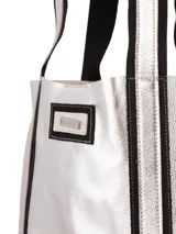 Bolso tipo shopper color crema con detalles en simil cuero de cocodrilo color plateado en asas y laterales.