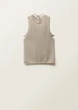 Top color beige de tejido de punto fino, cuello redondo y sin mangas.