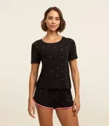 Blusa de pijama de viscosa color negro con lunares blancos y rojos, cuello redondo y mangas cortas.