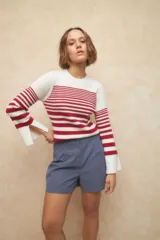 Sweater a rayas con mangas acampanadas, cuello redondo y textura suave.