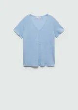 Camiseta celeste de lino con cuello en V y mangas cortas.