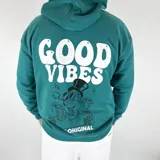 Canguro verde inglés de algodón peletizado, corte oversize, con capucha y cordones blancos. Estampa frontal y trasera con la frase "Good Vibes" y un personaje animado.