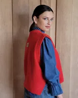 Chaleco de punto marrón con cuello redondo y sisas amplias.