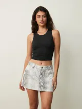 Minifalda de tiro bajo con estampado de piel de serpiente en tonos grises y blancos.