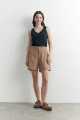 Short clásico color negro, de corte recto con cintura alta y bolsillos laterales.