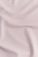 Remera corta entallada de punto elástico color rosa pálido, con cuello redondo ribeteado y bajo recto.