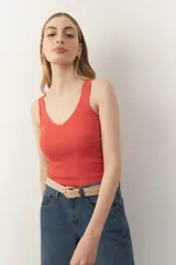Musculosa negra ajustada al cuerpo, sin mangas y con escote en V.