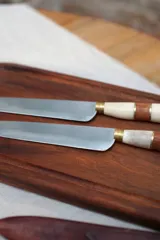 Cuchillo artesanal de 32 cm de largo, con hoja de acero reciclado de alto carbono templado y cabo de asta pulida, madera y bronce.